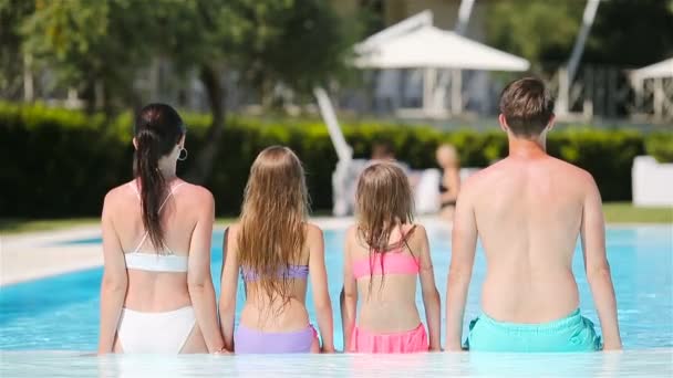 Felice famiglia di quattro in piscina all'aperto — Video Stock