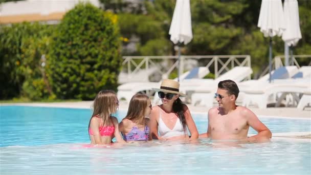 Šťastná čtyřčlenná rodina ve venkovním bazénu — Stock video