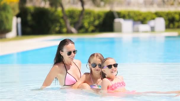 Anne ve iki çocuk lüks yüzme havuzunda yaz tatilinin tadını çıkarıyorlar. — Stok video
