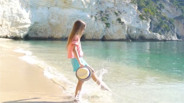 Adorable niña durante las vacaciones en la playa divirtiéndose — Vídeos de Stock