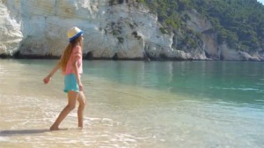 Sevimli küçük kız eğleniyor beach tatil sırasında