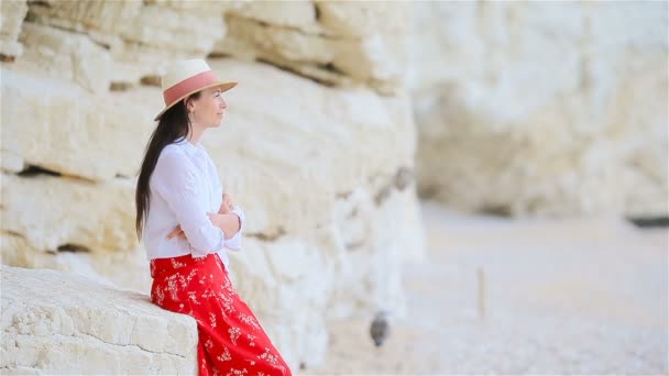 Junge schöne Frau am weißen tropischen Strand. — Stockvideo