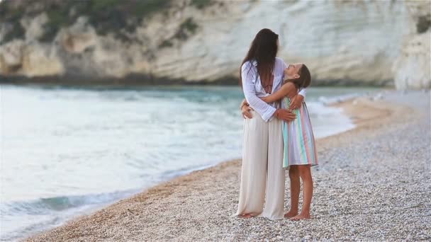 Hermosa madre e hija en la playa — Vídeos de Stock