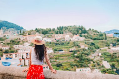 İtalya 'da yaz tatili. Arka planda Positano köyündeki genç kadın, Amalfi Sahili, İtalya