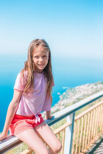 Vacaciones de verano en Italia. Niña en el fondo, Costa Amalfitana, Italia — Foto de Stock