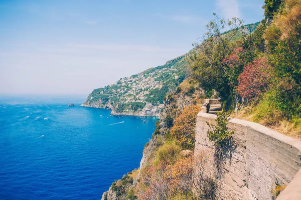 Krásný útulný záliv s čluny a čistou tyrkysovou vodou v Itálii — Stock fotografie