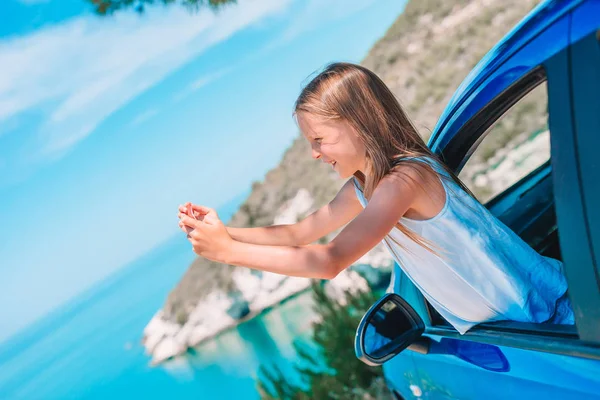 Menina em viagem de férias de carro. Verão férias e carro conceito de viagem — Fotografia de Stock