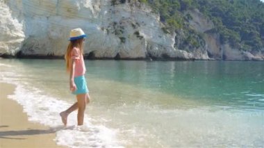 Sevimli küçük kız eğleniyor beach tatil sırasında