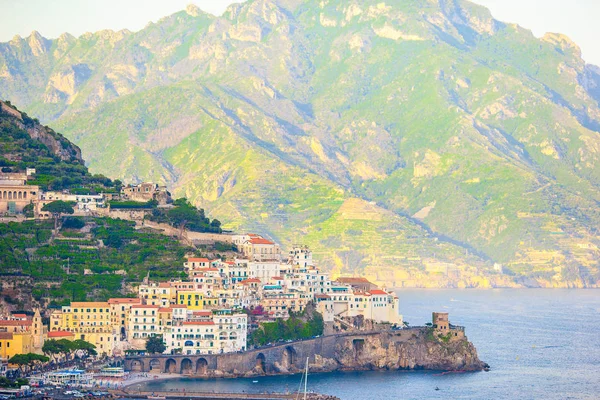 Belas cidades costeiras da Itália - aldeia Amalfi cênica na costa de Amalfi — Fotografia de Stock