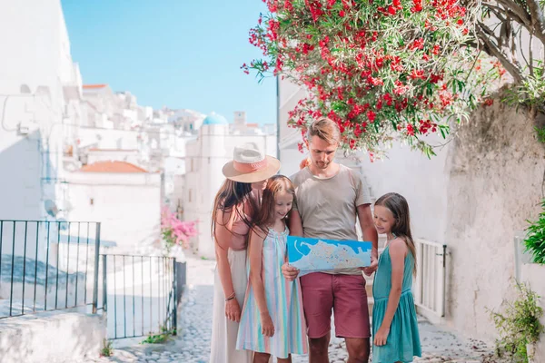 Familia de cuatro personas de vacaciones en Europa . —  Fotos de Stock