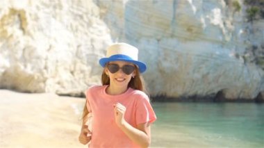 Sahilde hareketli küçük bir kız çok eğleniyor. Deniz kıyısında spor egzersizleri yapan tatlı çocuk.