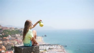 Akdeniz ve gökyüzünün arka planında büyük sarı bir limon.