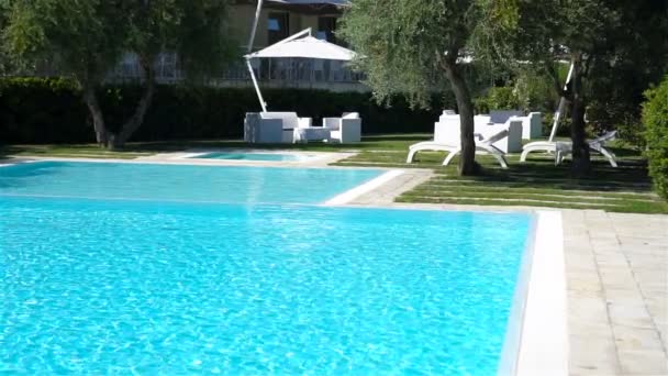 Adorable petite fille nageant à la piscine extérieure — Video