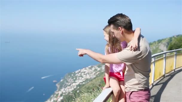 Nyári üdülés Olaszországban. Fiatal nő a háttérben, Amalfi Coast, Olaszország — Stock videók