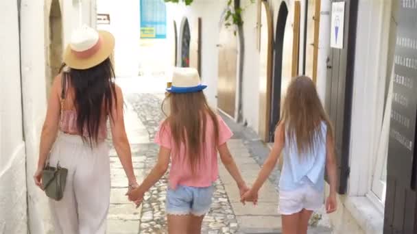 Madre feliz y niñas adorables en la acogedora calle durante las vacaciones italianas . — Vídeos de Stock
