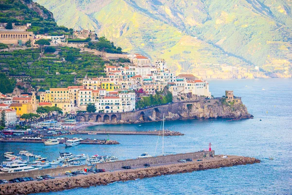 Vackra kuststäder i Italien - natursköna Amalfi by i Amalfikusten — Stockfoto