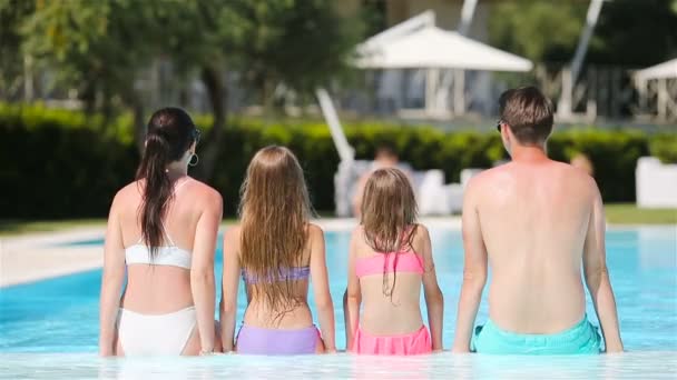 Açık havuzda dört kişilik mutlu bir aile. — Stok video