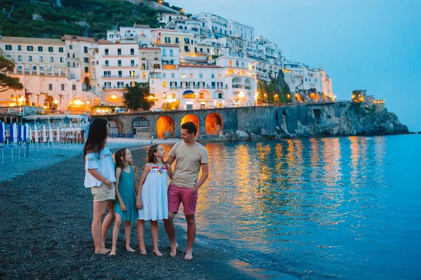Menina adorável no pôr do sol na cidade de Amalfi, na Itália — Fotografia de Stock