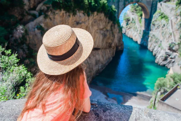 Köprüden görünen ünlü fiordo di furore plajı. — Stok fotoğraf