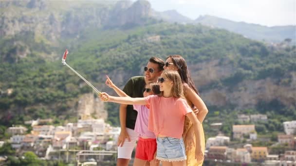 Родители и дети делают селфи фон Позитано города в Италии на побережье Амальфи — стоковое видео