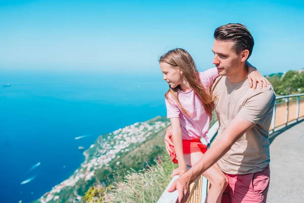 Zomer vakantie in Italië. Jonge man en kleine dochter op de achtergrond, Amalfi Coast, Italië — Stockfoto