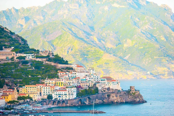 Vackra kuststäder i Italien - natursköna Amalfi by i Amalfikusten — Stockfoto