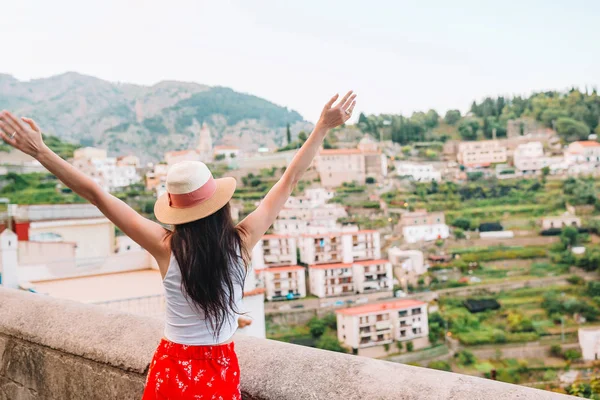 Zomervakantie in Italië. Jonge vrouw in Positano dorp op de achtergrond, Amalfi Coast, Italië — Stockfoto