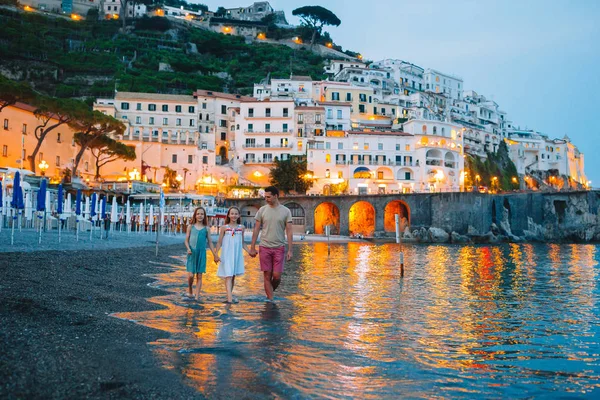Söt liten flicka vid solnedgången i Amalfi stad i Italien — Stockfoto