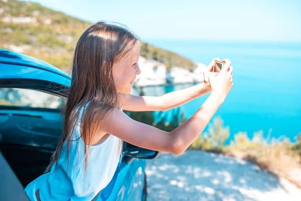 Meisje op vakantie met de auto reizen. Zomervakantie en auto reizen concept — Stockfoto