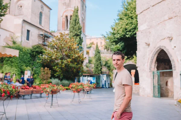 Молодой городской мальчик в отпуске, путешествуя по европейскому городу — стоковое фото