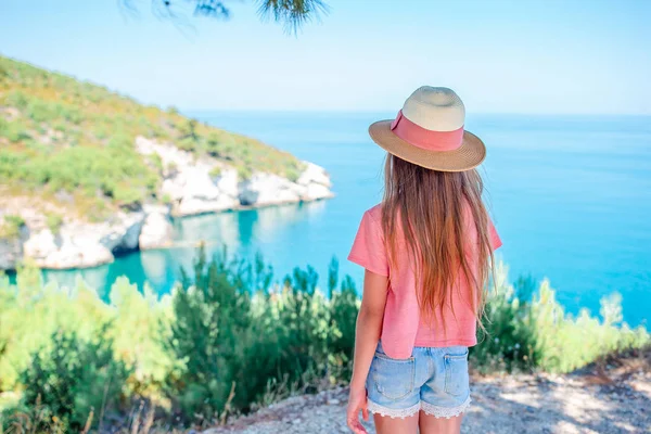 Little girl on vacation travel background beautiful landscape — Stock Photo, Image