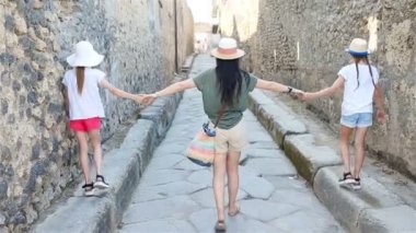 Anne ve çocuklar Volkan Vizuvius yakınlarındaki Pompeii antik kenti kalıntıları, Pompei, Napoli, İtalya