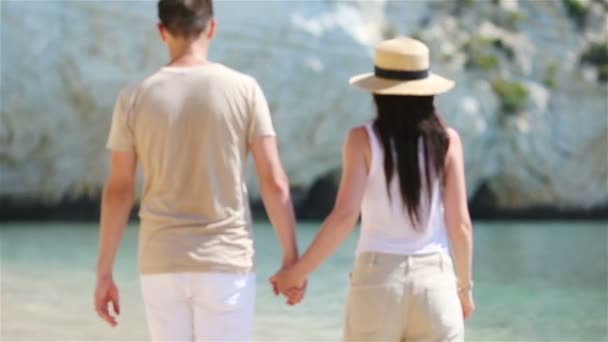 Молодая пара на белом пляже во время летних каникул. — стоковое видео