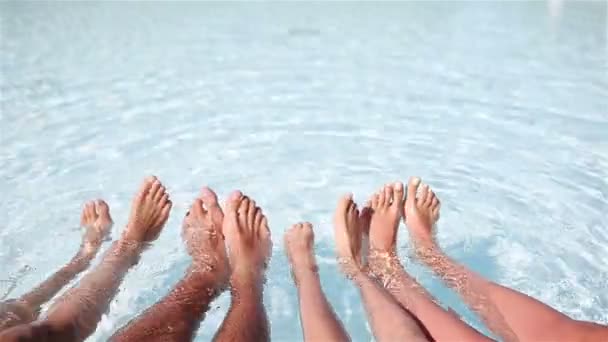 Gros plan de quatre personnes jambes au bord de la piscine — Video