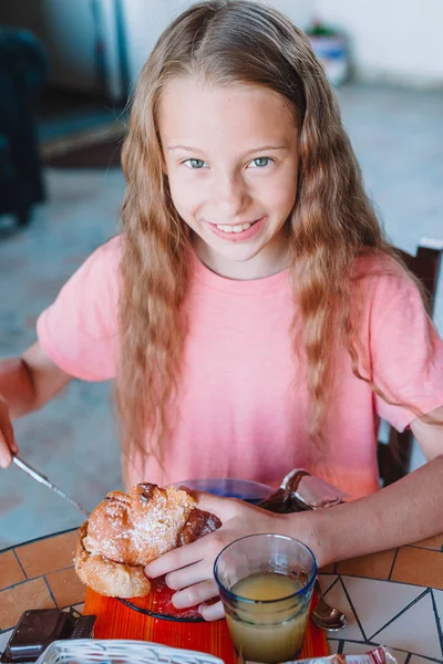 Niña desayunando en la cafetería al aire libre — Foto de Stock