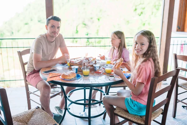 Familia desayunando en la cafetería al aire libre en la terraza . —  Fotos de Stock