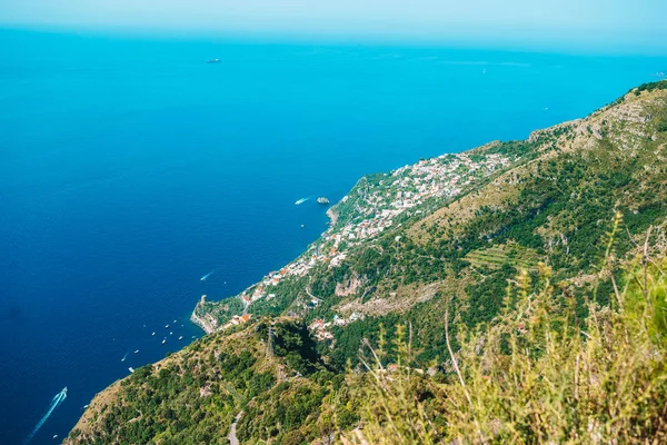 Vacker mysig vik med båtar och klart turkost vatten i Italien — Stockfoto