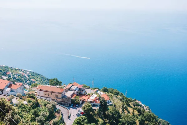 Hermosa bahía acogedora con barcos y agua turquesa clara en Italia —  Fotos de Stock