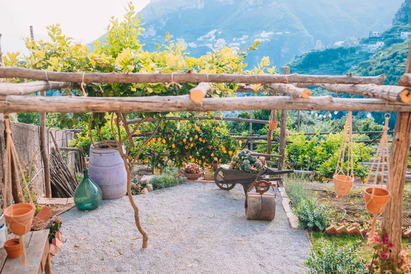 Letní prázdná venkovní kavárna na turistickém místě v Itálii — Stock fotografie