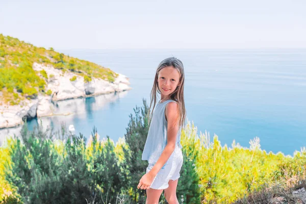 Kleines Mädchen im Urlaub Reise Hintergrund schöne Landschaft — Stockfoto