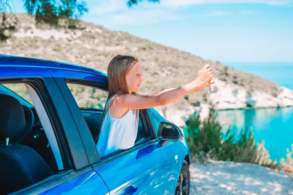 Meisje op vakantie reizen met de auto prachtige landschap achtergrond — Stockfoto