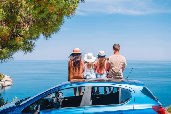 Zomer autorit en jong gezin op vakantie — Stockfoto