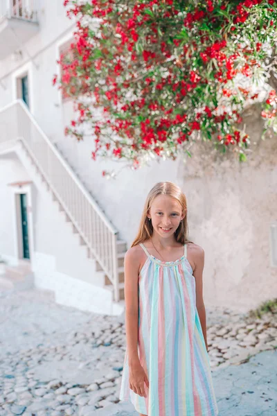 可爱的快乐小女孩户外在欧洲城市。白人孩子在意大利享受暑假的肖像 — 图库照片