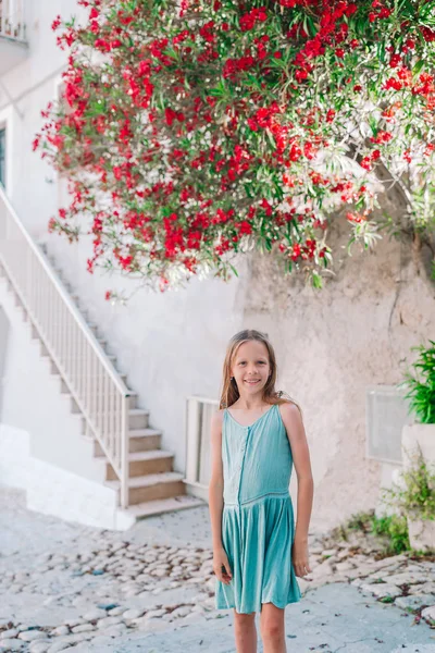 Adorable niña feliz al aire libre en la ciudad europea. Retrato de niño caucásico disfrutar de vacaciones de verano en italia —  Fotos de Stock