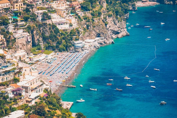 Belas cidades costeiras da Itália - Positano cênico na costa de Amalfi — Fotografia de Stock