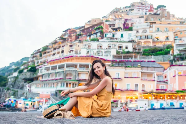 Letní dovolená v Itálii. Mladá žena v Positano Village na pozadí, Amalfi Coast, Itálie — Stock fotografie