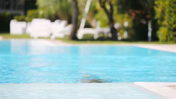 Adorable niña nadando en la piscina al aire libre — Vídeos de Stock