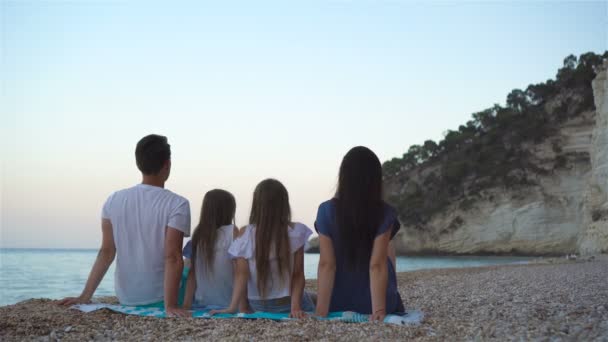 Glad vacker familj med barn på stranden — Stockvideo