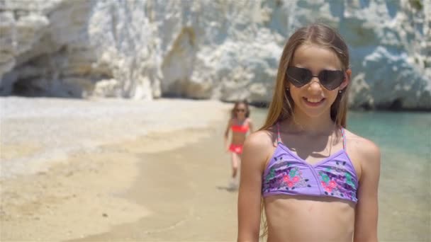 Μικρά κορίτσια που διασκεδάζουν στην τροπική παραλία κατά τη διάρκεια των καλοκαιρινών διακοπών — Αρχείο Βίντεο