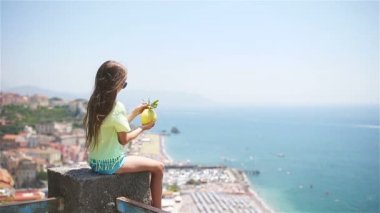 Akdeniz ve gökyüzünün arka planında büyük sarı bir limon.